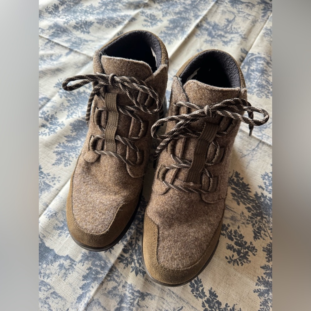 Chaco Women's oatmeal wool boots